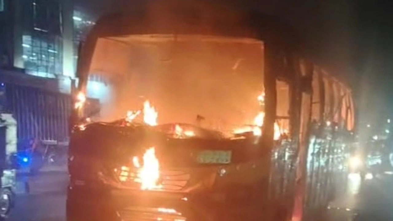 গাজীপুরে চলন্ত বাসে হঠাৎ আগুন লেগে প্রায় ৮০ শতাংশ পুড়ে গেছে।