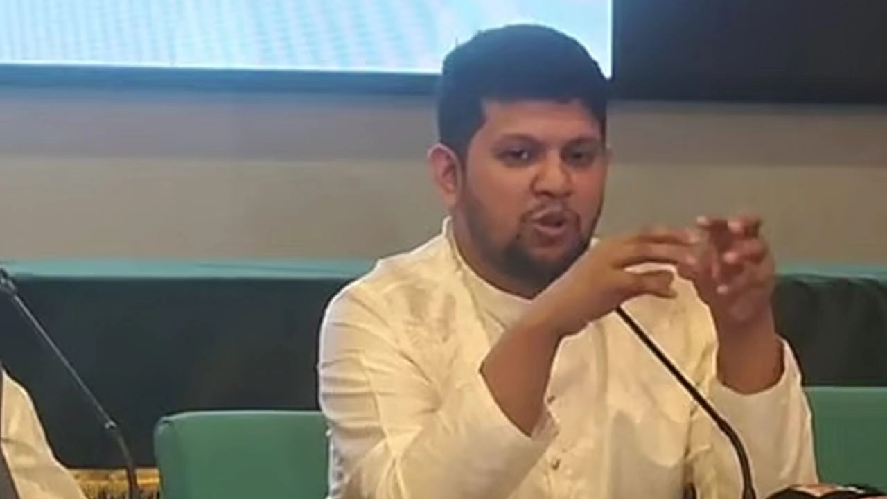 তথ্য ও সম্প্রচার উপদেষ্টা মাহফুজ আলম। আজ শনিবার ঢাকায় বিস মিলনায়তনে উইমেন ইন ডেমোক্রেসির গোলটেবিল বৈঠকে