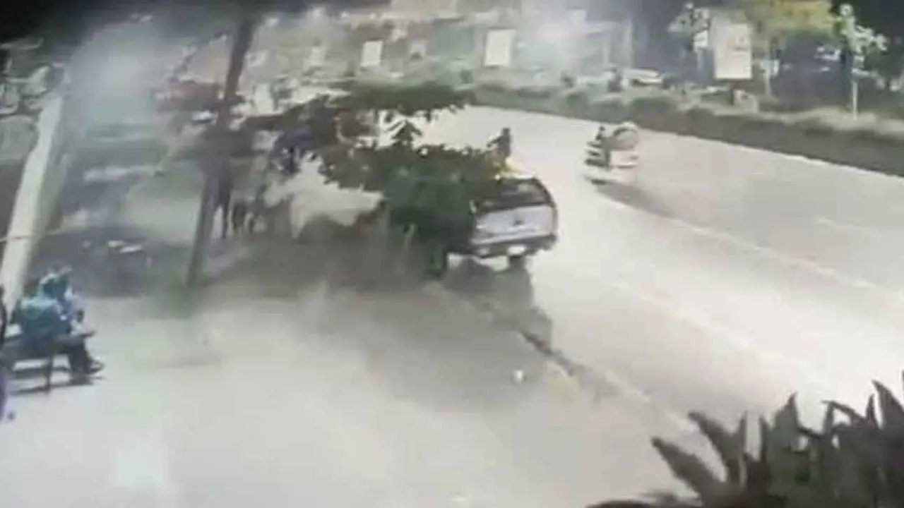 আগারগাঁওয়ের এডিবি ভবনের কাছে ককটেলের বিস্ফোরণ ঘটিয়ে পালিয়ে যায় দুর্বৃত্তরা