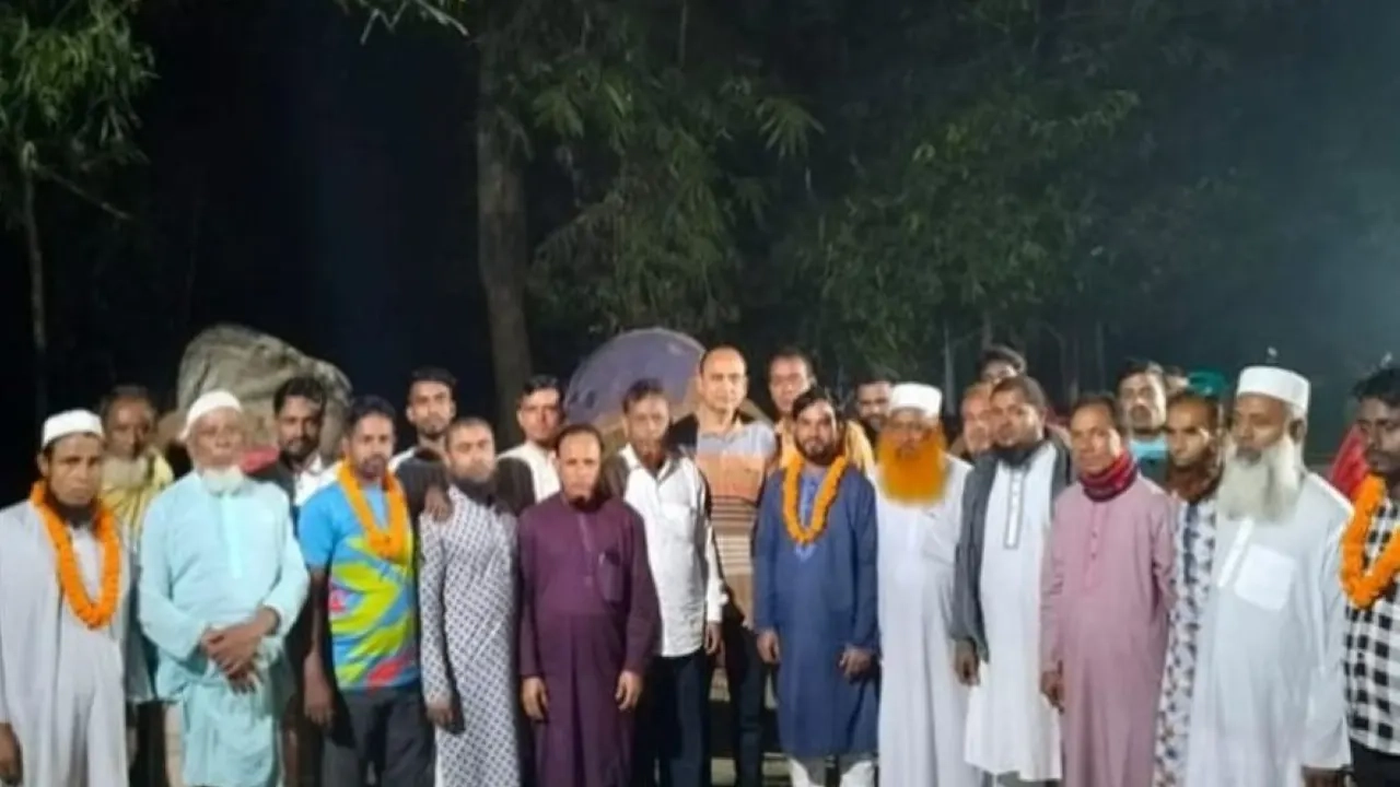 বিএনপিতে তাদেরকে ফুলের শুভেচ্ছা জানানো হয়