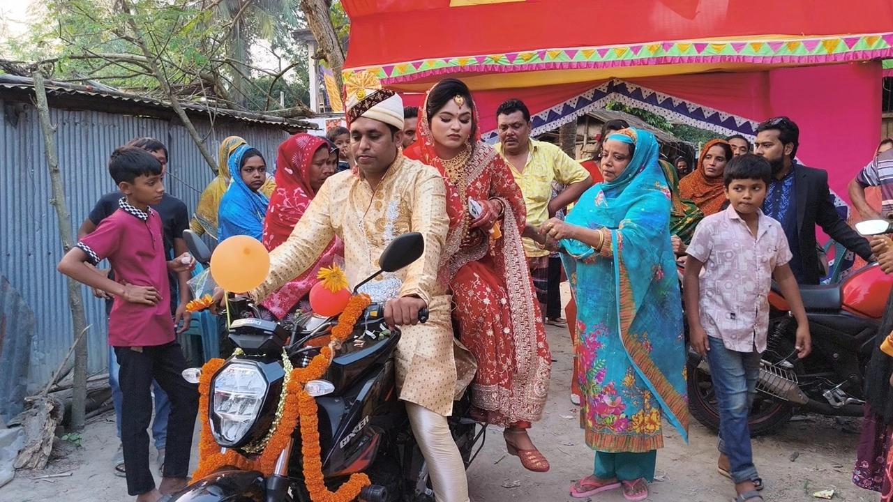 বিয়ের সব আনুষ্ঠানিকতা শেষে বর সেলিম হোসেন নিজেই মোটরসাইকেলের হ্যান্ডেল ধরেন