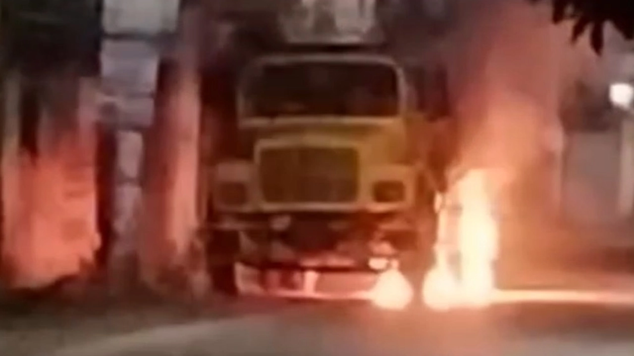কুষ্টিয়ায় রাস্তার পাশে দাঁড়িয়ে থাকা একটি ট্রাকে আগুন ধরিয়ে দেয় দুর্বৃত্তরা।