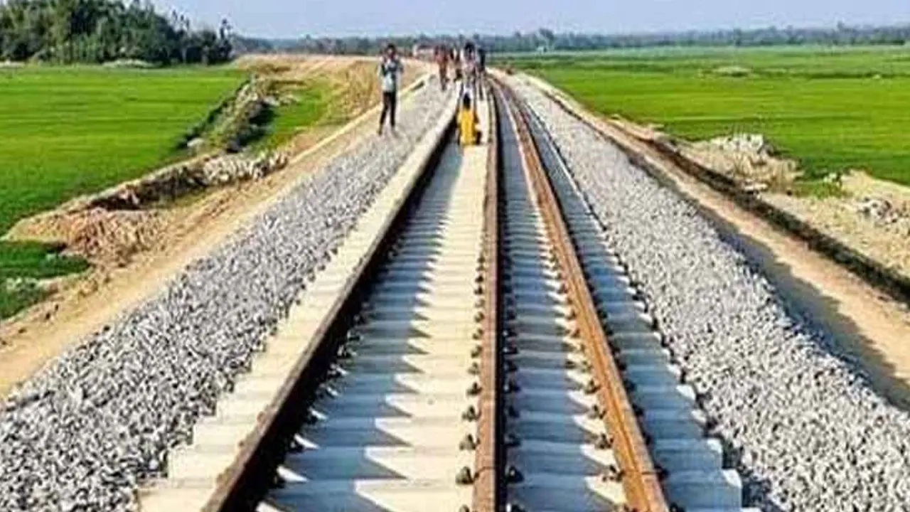 শুক্রবার গভীর রাত থেকে শনিবার (১৫ নভেম্বর) ভোরের মধ্যে ঢেমশা ইউনিয়নের কালিয়াপুকুর এলাকার রেলপথে এ অবস্থার সৃষ্টি হয়