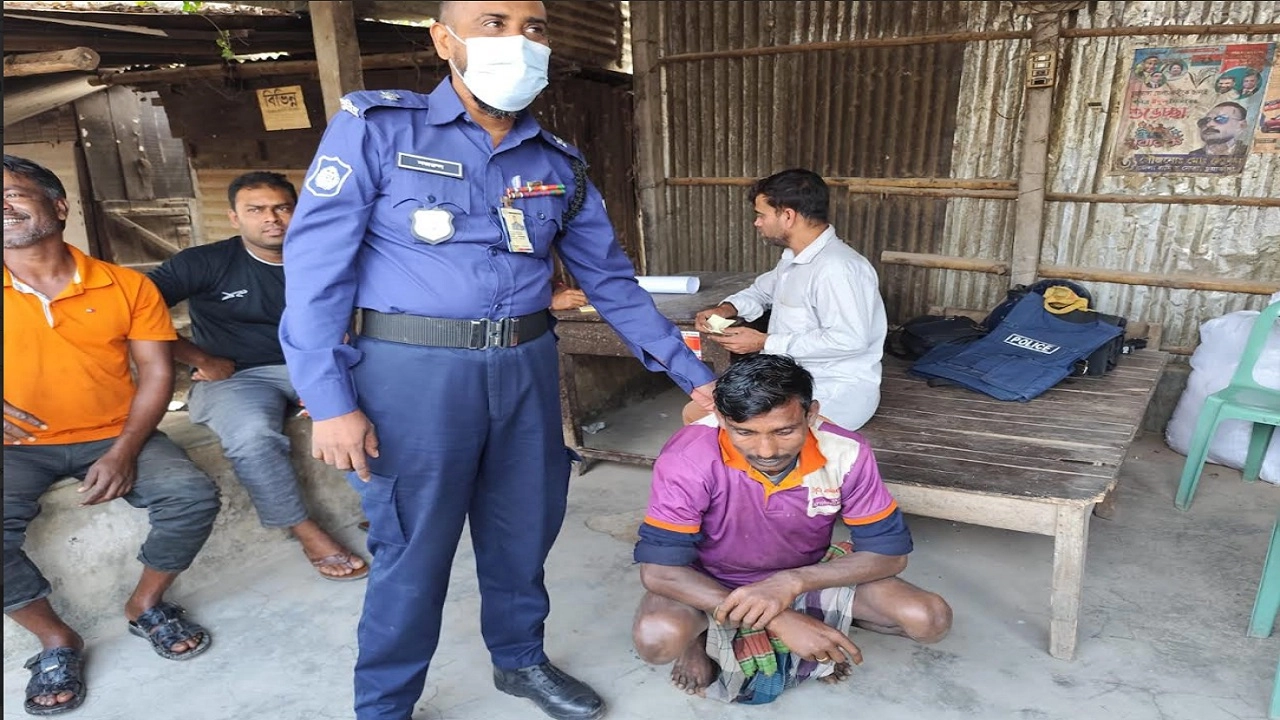 প্রতাপ সেনকে (৩৫) পুলিশের হাতে সোপর্দ করেছে এলাকাবাসী