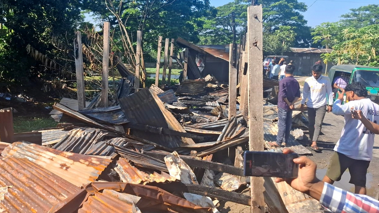 চাঁদপুরের ফরিদগঞ্জ কালির বাজারে আগুনে পুড়ে যাওয়া ব্যবসা প্রতিষ্ঠান।