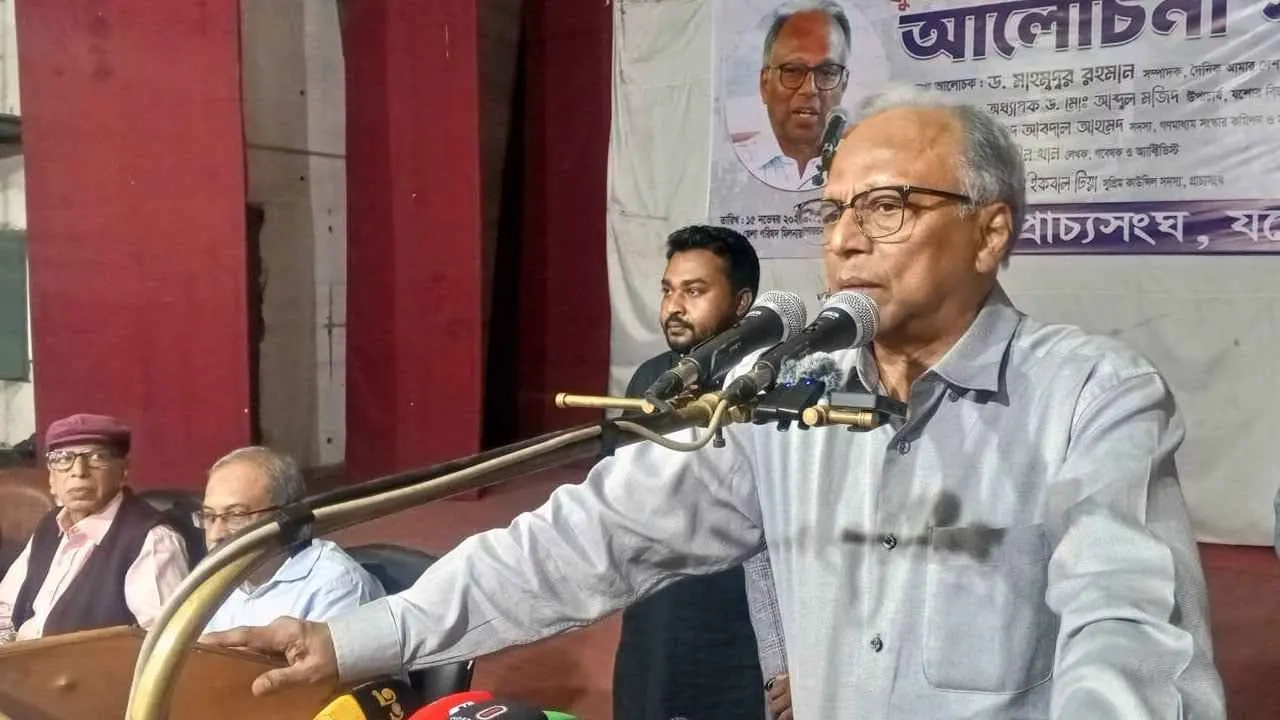 যশোরে ‘জুলাই বিপ্লবোত্তর পরিস্থিতি ও আমাদের করণীয়’ শীর্ষক আলোচনা সভায় বক্তব্য দিচ্ছেন আমার দেশ সম্পাদক মাহমুদুর রহমান। ছবি- সংগৃহীত