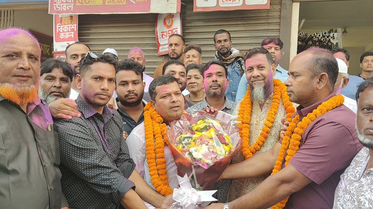 বিএনপির দলীয় বহিষ্কারাদেশ প্রত্যাহার হওয়ায় খুশির উচ্ছ্বাসে মুখর হয়ে উঠেছে টঙ্গীবাড়ীর আড়িয়ল বাজার।