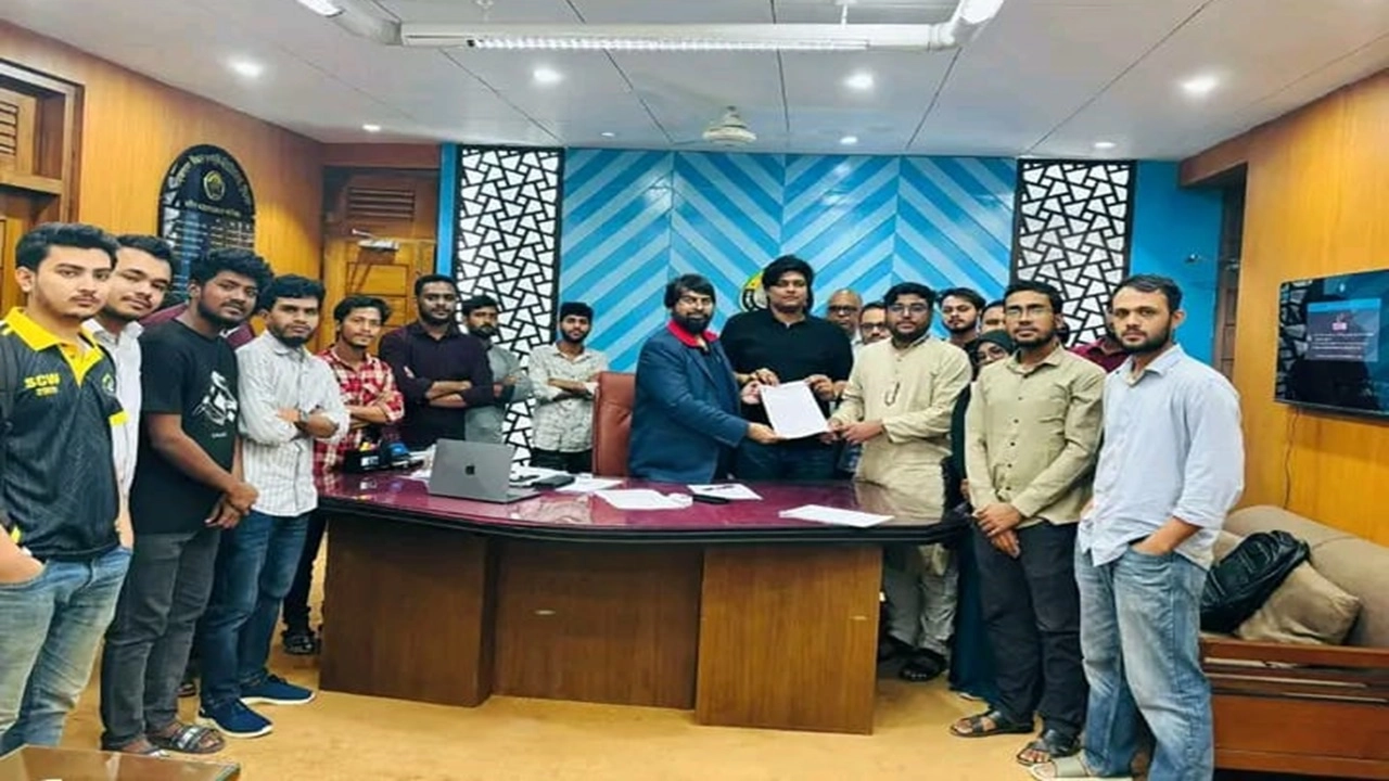 রবিবার (১৬ নভেম্বর) সকাল ১১টার দিকে শাখা ছাত্রদলের সভাপতি রাহাত জামান ও সাধারণ সম্পাদক নাঈম সরকারের স্বাক্ষরিত এই স্মারকলিপিটি উপাচার্য বরাবর জমা দেয়া হয়