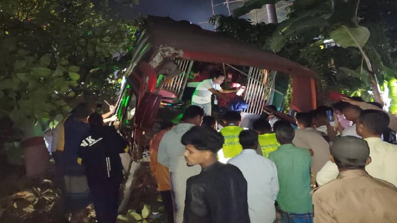 পুলিশ এবং স্থানীয়রা আহত-নিহতদের উদ্ধার করছে