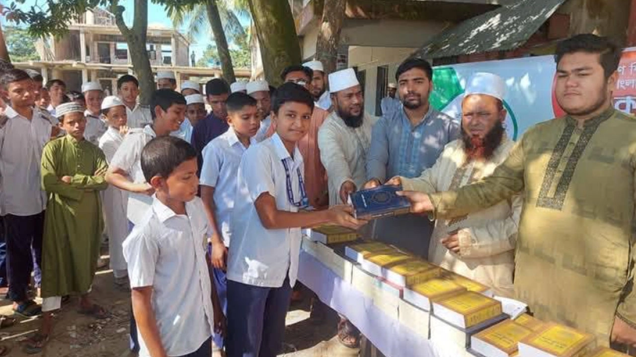 ছাত্রশিবিরের কুরআন বিতরণ