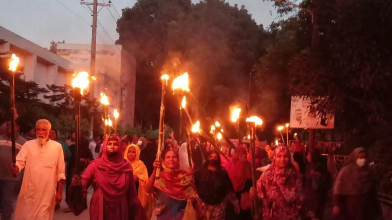 টাকা ফেরতের দাবিতে মশাল মিছিল