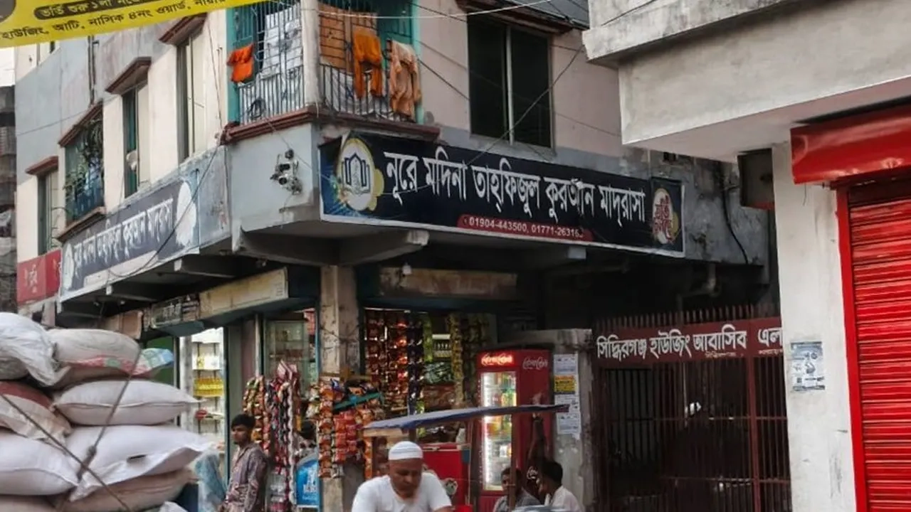 সিদ্ধিরগঞ্জের আটি হাউজিং এলাকায় একটি কওমি মাদ্রাসায় ঘটনাটি ঘটে