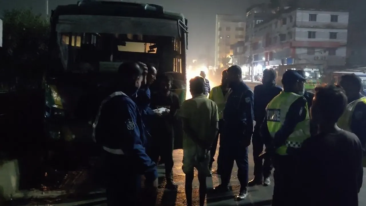 ঢাকা–নারায়ণগঞ্জ লিংক রোডে দুর্বৃত্তের ছোড়া আগুনে পুড়ছে বাস