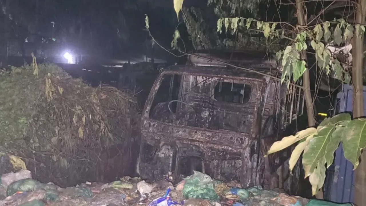 কেরানীগঞ্জে থানার ডাম্পিংয়ে পুড়ে যাওয়া লেগুনা