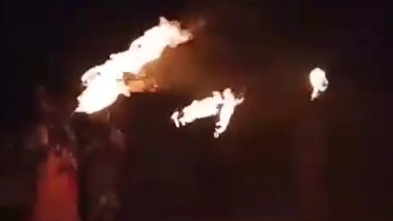 গাংনীতে মধ্যরাতে মশাল মিছিল করেছে যুবলীগের কয়েকজন নেতাকর্মী।