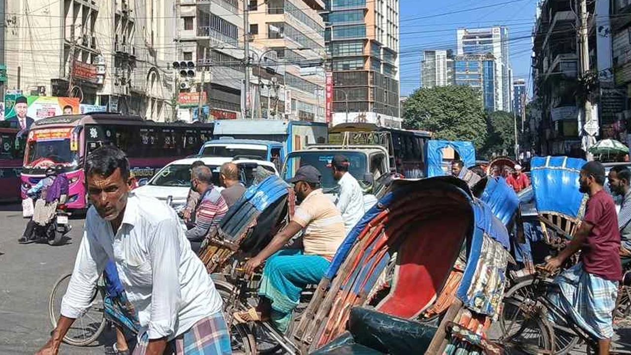 সময় বাড়ার সঙ্গে সঙ্গে ঢাকার বেড়েছে গাড়ি।