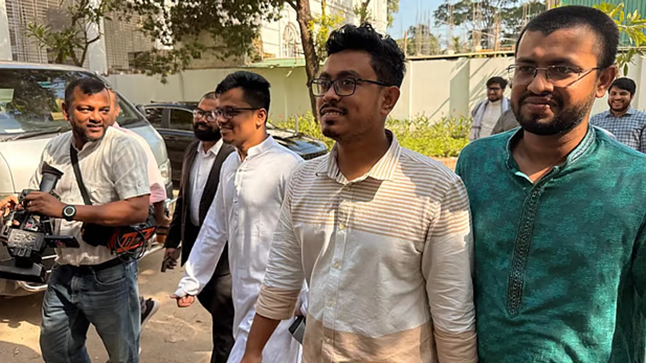 ট্রাইব্যুনাল চত্বরে ডাকসু ভিপি সাদিক কায়েম