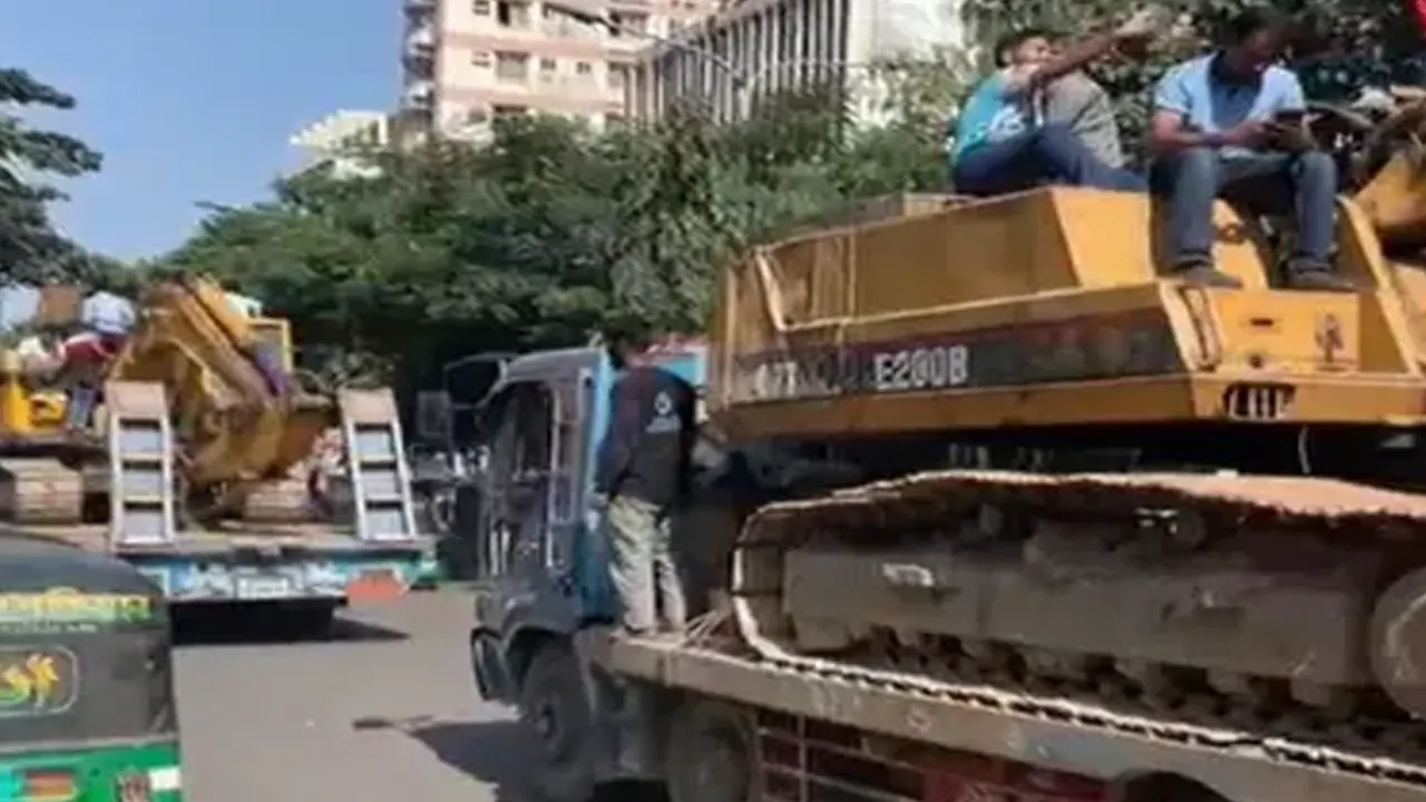 আজ সোমবার সকাল ১০টার পর ঢাকা কলেজের সামনে থেকে স্থাপনা উচ্ছেদের জন্য দুটি বুলডোজার নিয়ে যাওযা হয়।