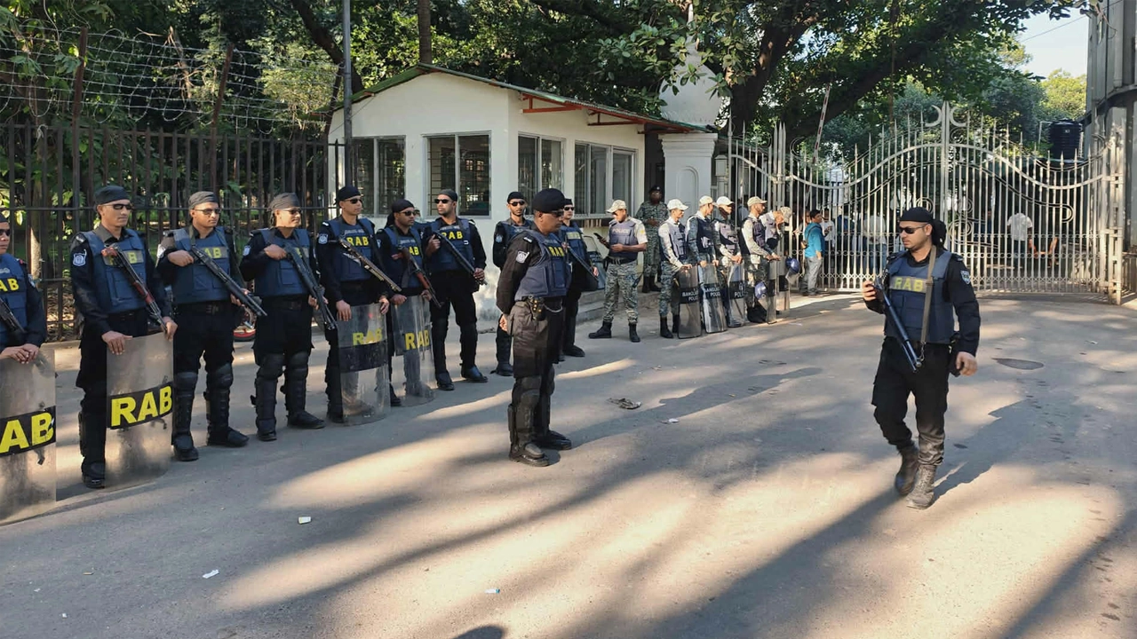 ট্রাইব্যুনাল এলাকায় সতর্ক অবস্থানে র্যাব। ছবি: এনপিবি