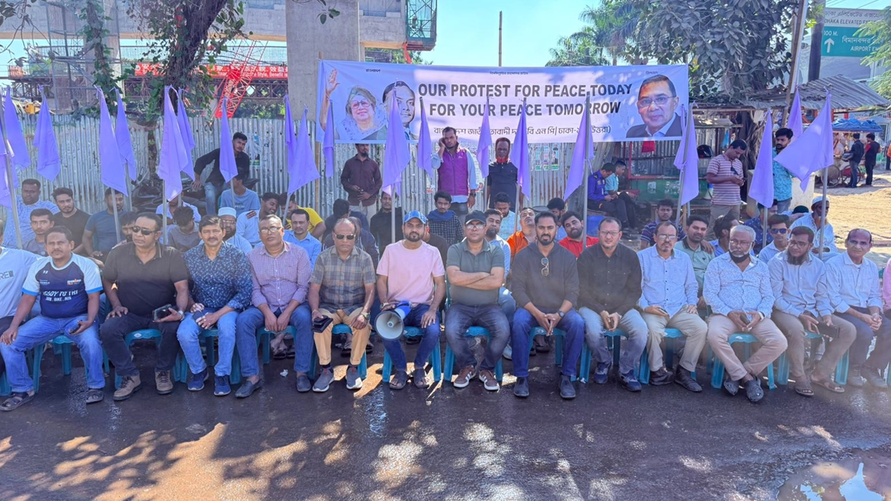 শান্তির প্রতীক সাদা পতাকা হাতে অবস্থান কর্মসূচি পালন করেছে বিএনপি, যুবদল, স্বেচ্ছাসেবক দল ও ছাত্রদল। ছবি: এনপিবি