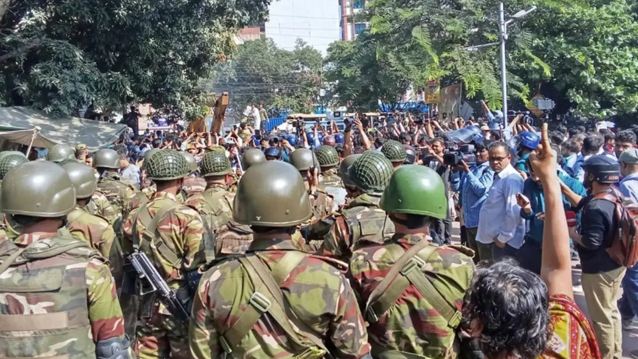 লডোজার ঢোকার চেষ্টা করলে সেনাবাহিনীর সদস্যরা তা বাধা দেন
