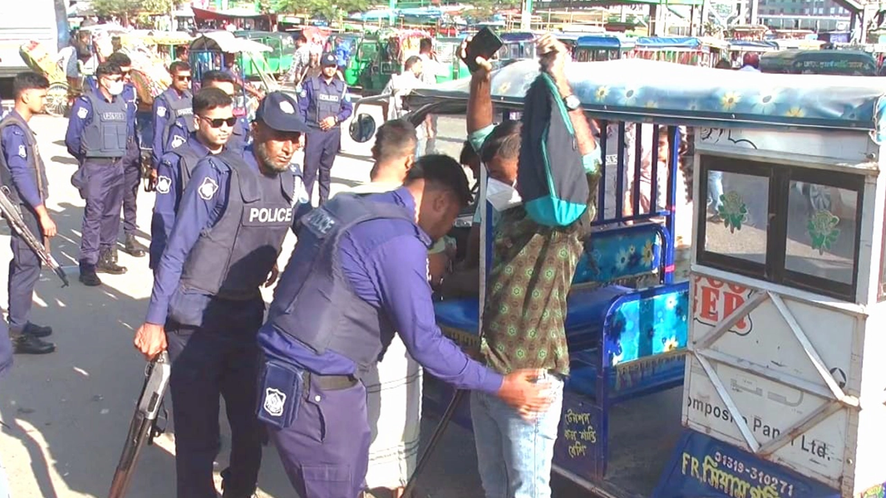 রায়ণগঞ্জে কঠোর অবস্থানে পুলিশ