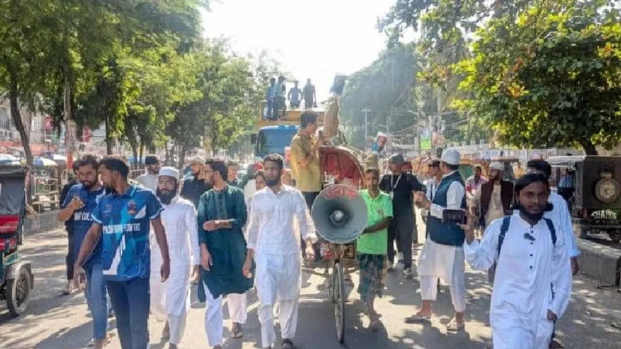 ধানমন্ডি ৩২-এ বুলডোজার নিয়ে আসেন শিক্ষার্থীরা
