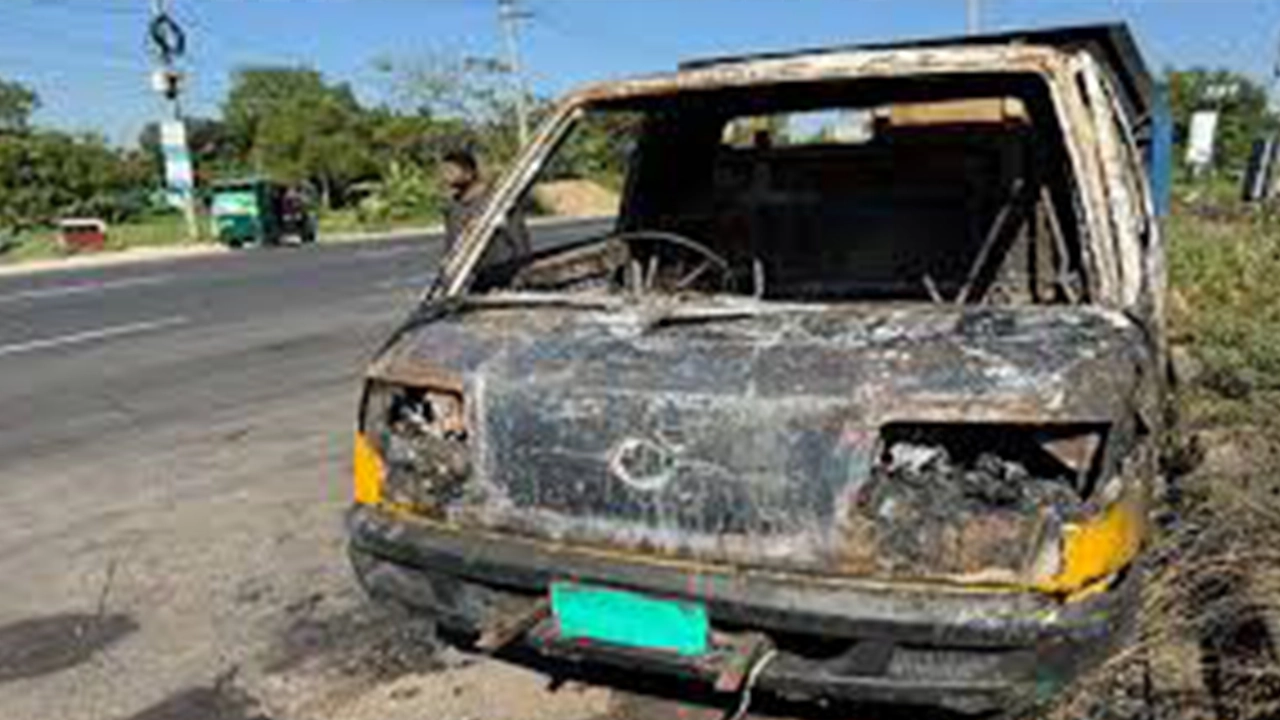 সড়কের পাশে দাঁড়িয়ে থাকা পিকআপ ভ্যানে আগুন দিয়েছে দুর্বৃত্তরা