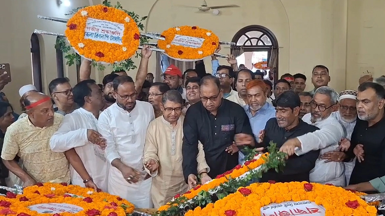 মওলানা আব্দুল হামিদ খান ভাসানীর মাজারে বিভিন্ন দলের নেতাদের পদচারণা