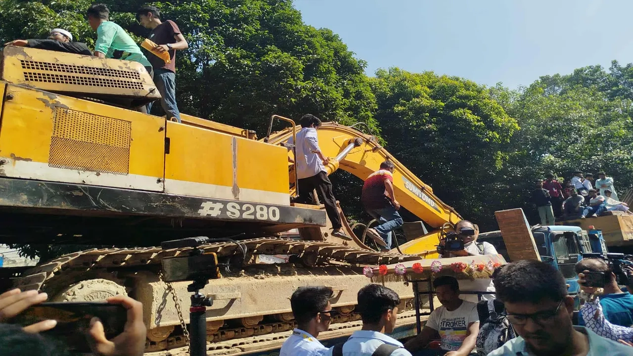 ধানমন্ডি ৩২-এ এক্সকাভেটর ঢোকানোর চেষ্টা