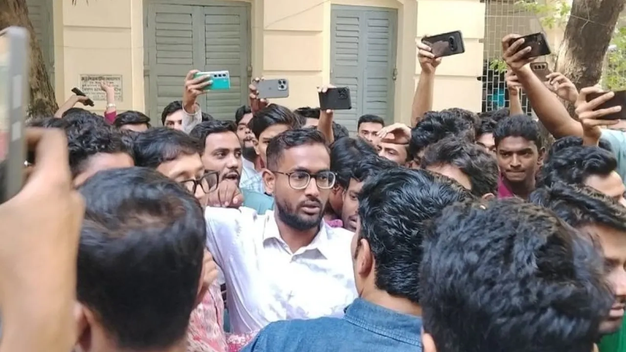 ঘোষিত প্যানেলের বিরুদ্ধে ছাত্রদলের নেতাকর্মীদের একটি গ্রুপ বিক্ষোভ করেন