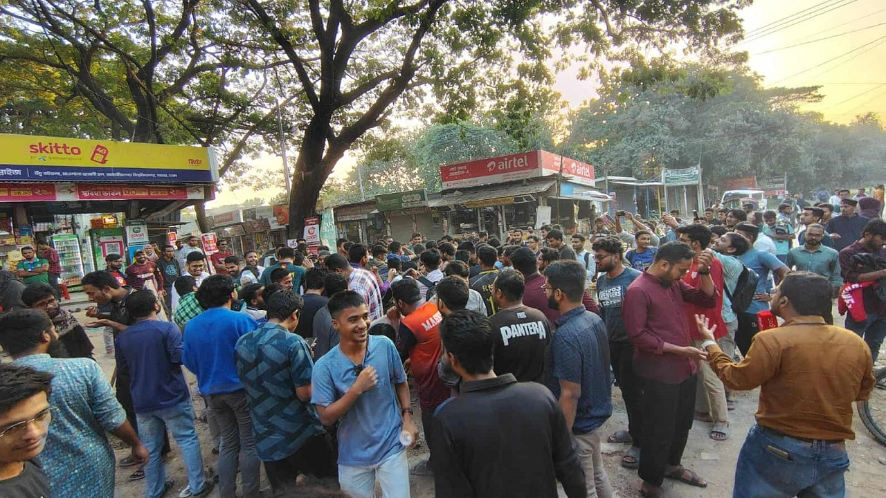 জাবিতে মিষ্টি উৎসব ও প্রতীকী ফাঁসি