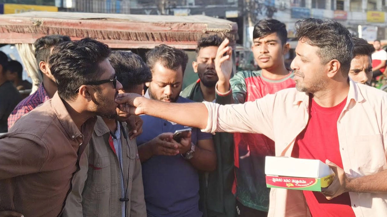 হাসিনার মৃত্যুদণ্ড রায়ে খুলনায় উৎসব