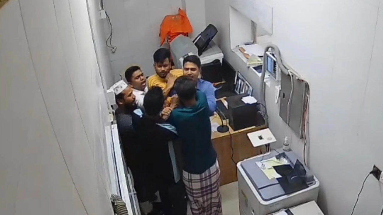 এক্সরের সিরিয়াল আগে না দেয়ার হাসপাতালের কর্মীকে মারধর