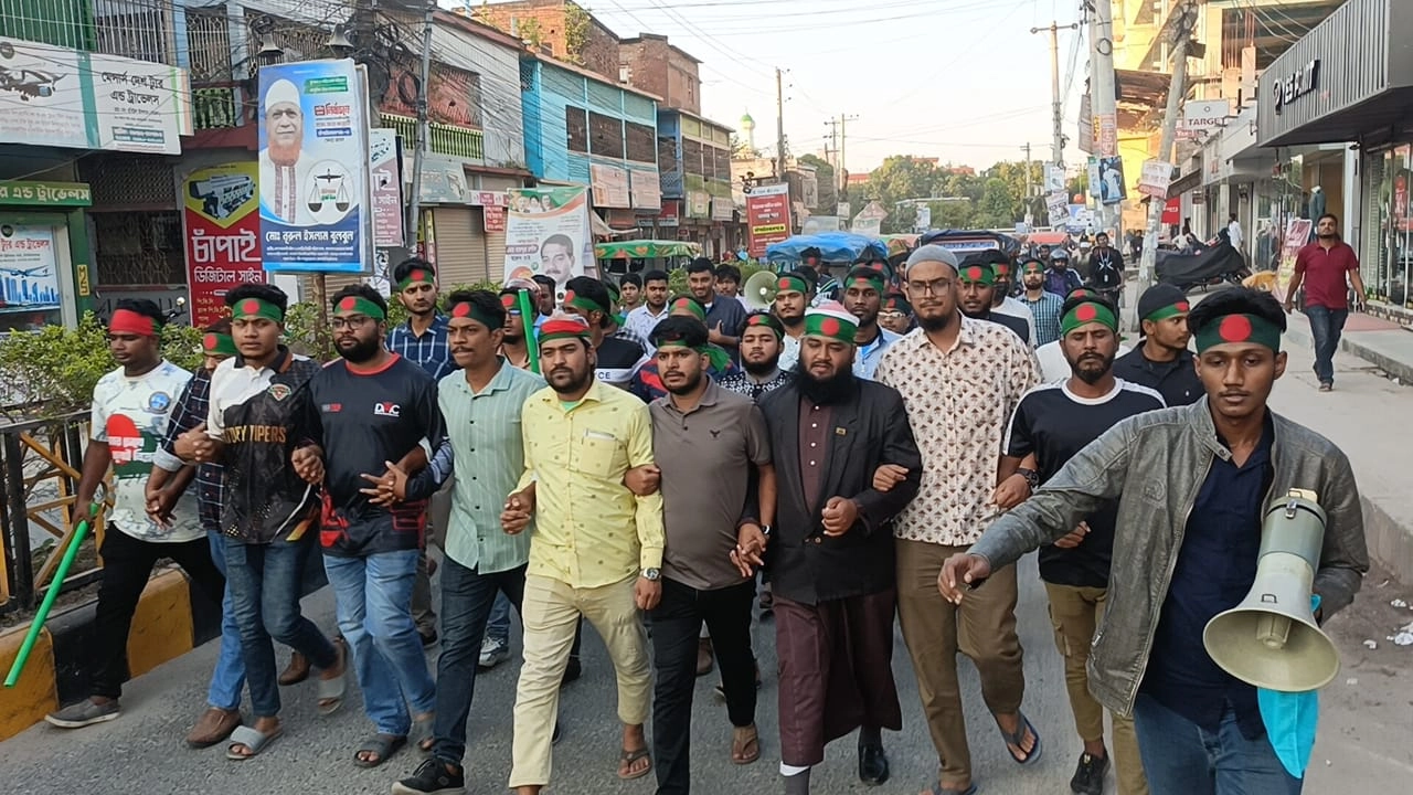 চাঁপাইনবাবগঞ্জে আনন্দ মিছিল