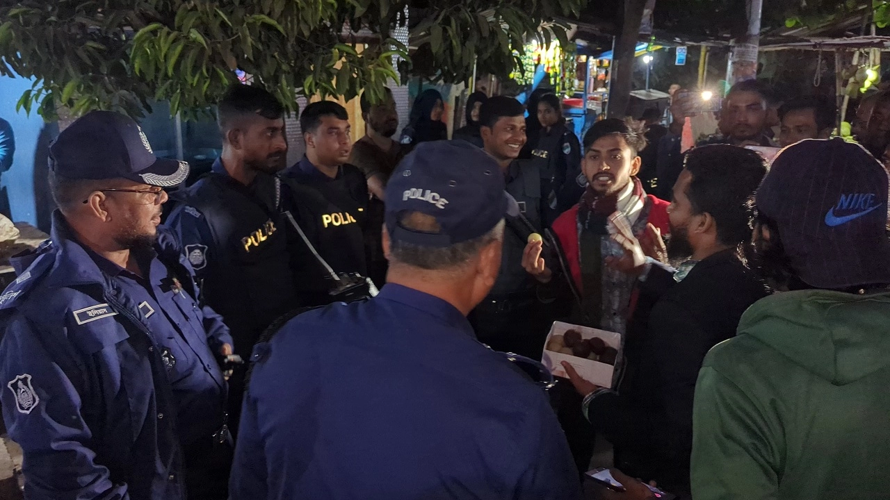 পুলিশকে মিষ্টি খাওয়ালো সাতক্ষীরার জুলাই যোদ্ধারা