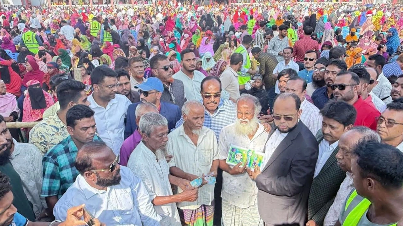 মনোনয়ন না পেয়েও মানুষদের শাড়ি-লুঙ্গি দিচ্ছেন মনোনয়নবঞ্চিত নেতা