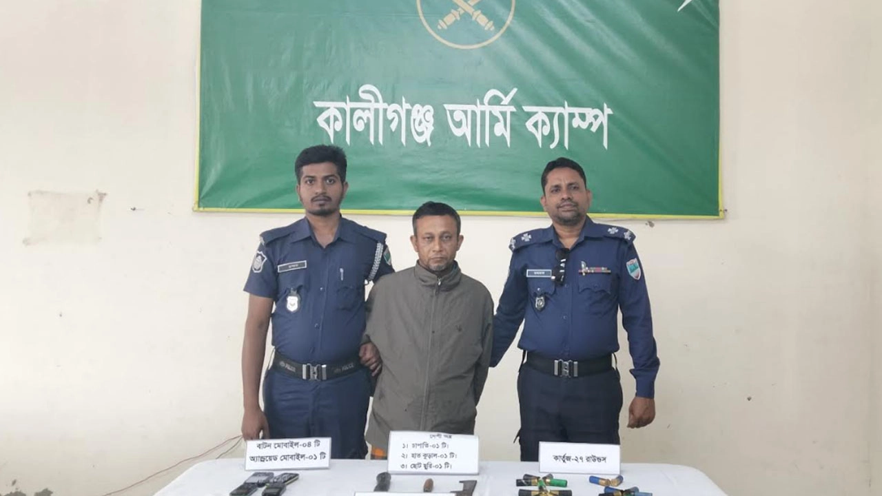 সুন্দরবনসংলগ্ন এলাকায় অস্ত্রসহ এক ব্যক্তি আটক