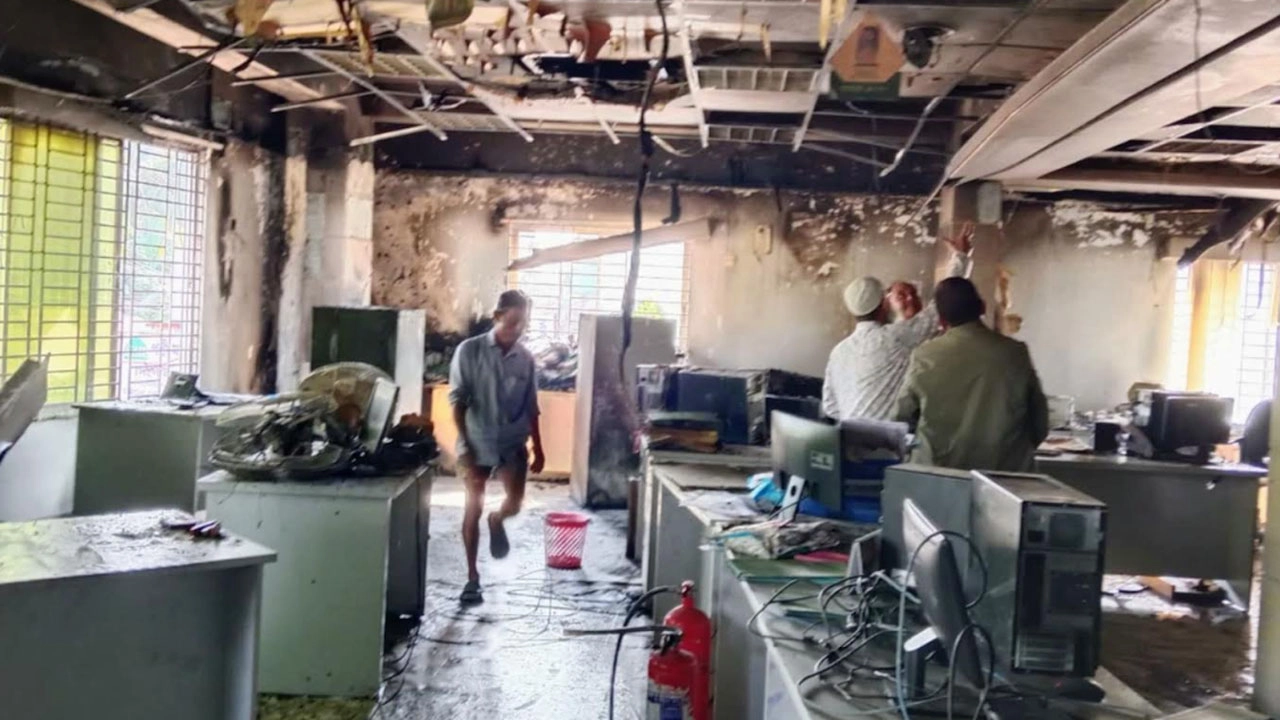 ইসলামী ব্যাংকে ভয়াবহ অগ্নিকাণ্ড