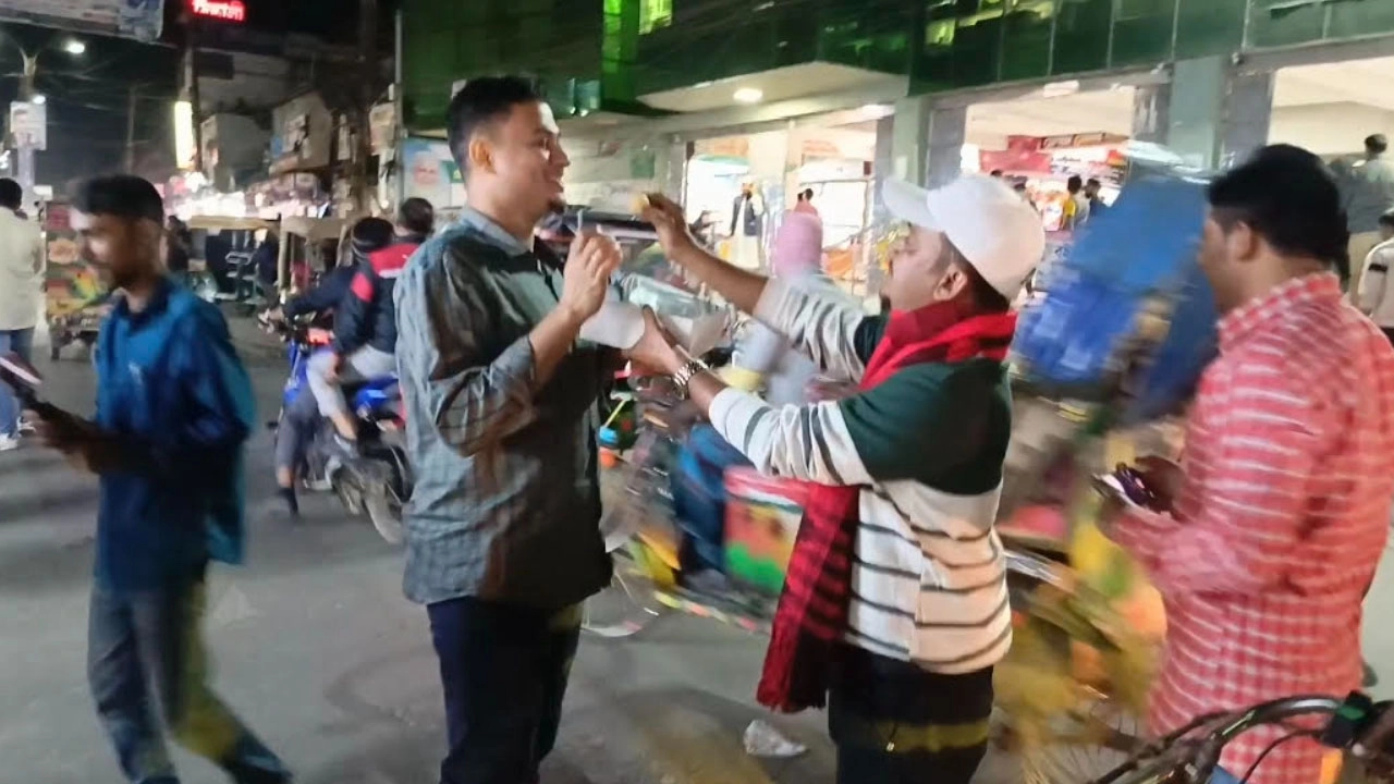 বরগুনায় মিষ্টি বিতরণ