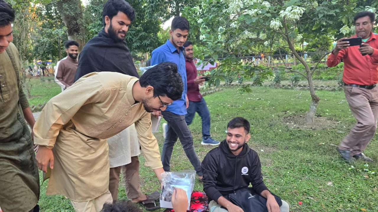 রাকসু’র মিষ্টি বিতরণ