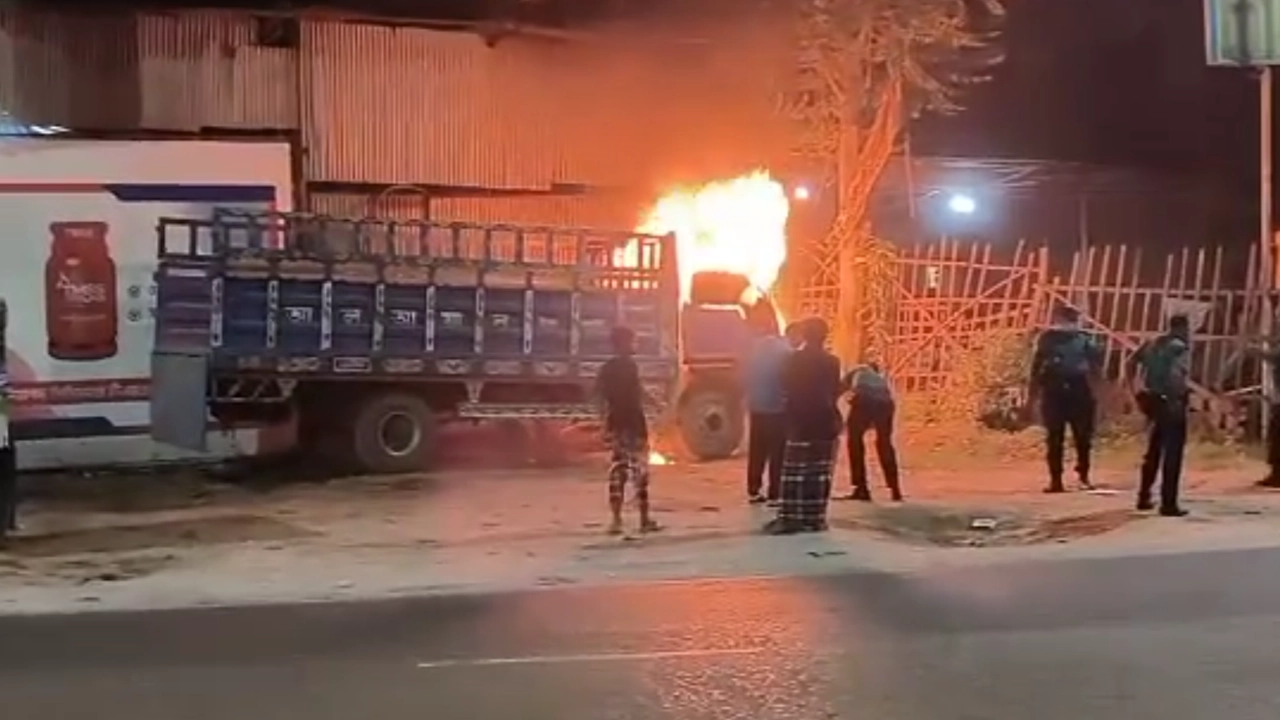 রাজধানীর রামপুরায় দাঁড় করিয়ে রাখা একটি ট্রাকে আগুন দিয়েছে দুর্বৃত্তরা