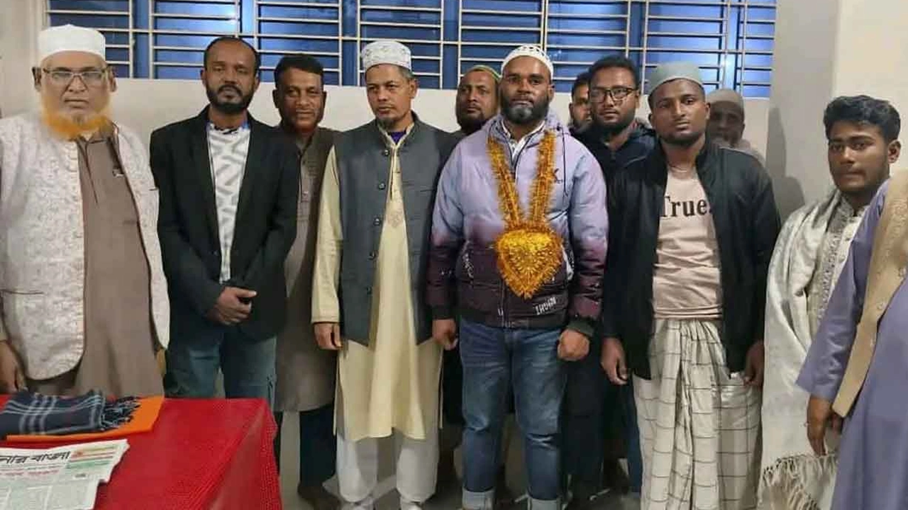 রাজাপুরে বিএনপির ২০ নেতাকর্মী জামায়াতে ইসলামীতে যোগদান করেন।