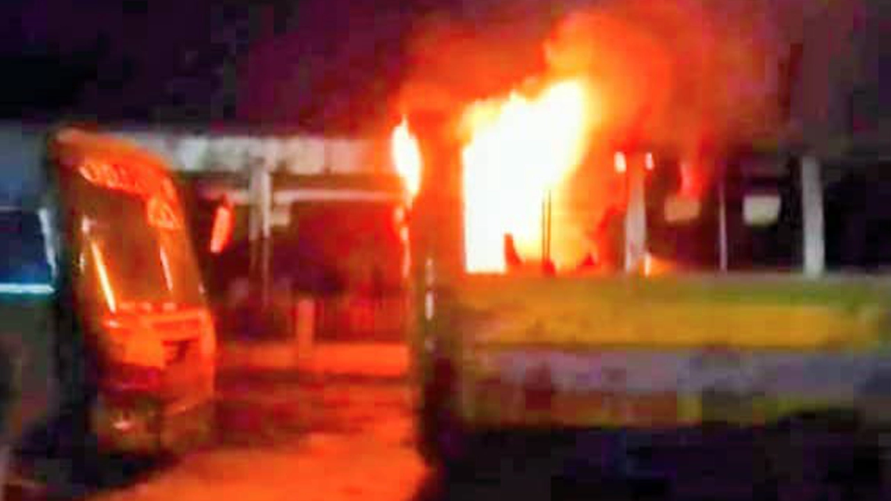 ডি-লিংক পরিবহনের যাত্রী পরিবহনকারী বাসে দুর্বৃত্তরা অগ্নিসংযোগ করেছে