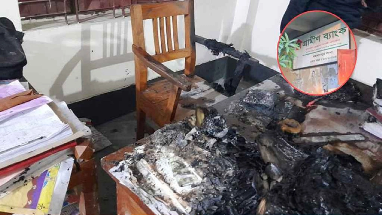 আসবাবপত্র পুড়ে ক্ষতিগ্রস্তের দৃশ্য