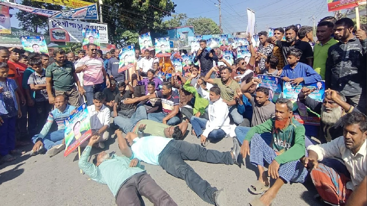 শুয়ে সড়ক অবরোধ করেছেন বিক্ষোভ কারীরা