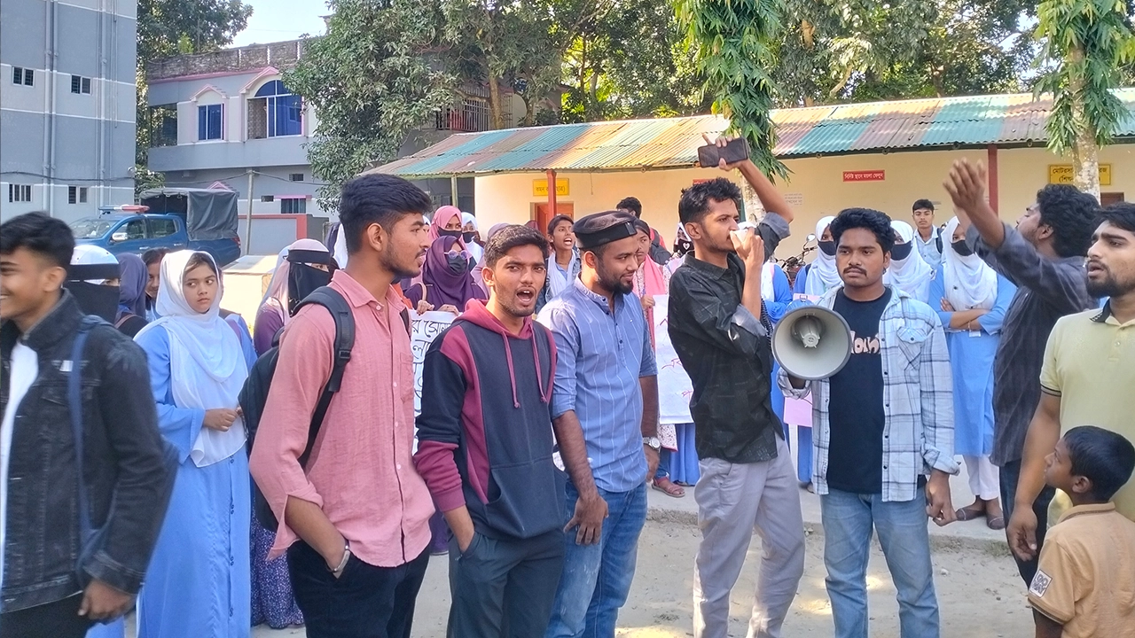 অধ্যক্ষের অপসারণের দাবিতে শিক্ষার্থীদের বিক্ষোভ