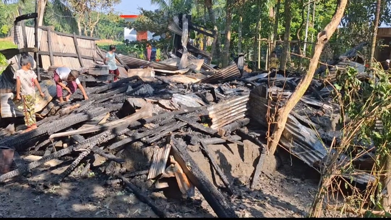 সোমবার রাত ২টার দিকে এ অগ্নিকাণ্ডের ঘটনা ঘটে