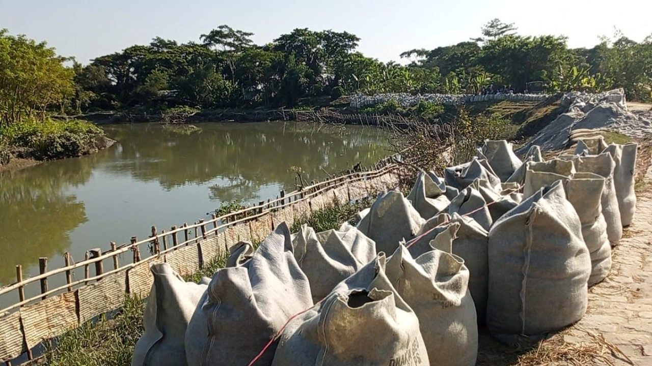 জিও ব্যাগ তৈরির কাজে ব্যাপক অনিয়মের অভিযোগ