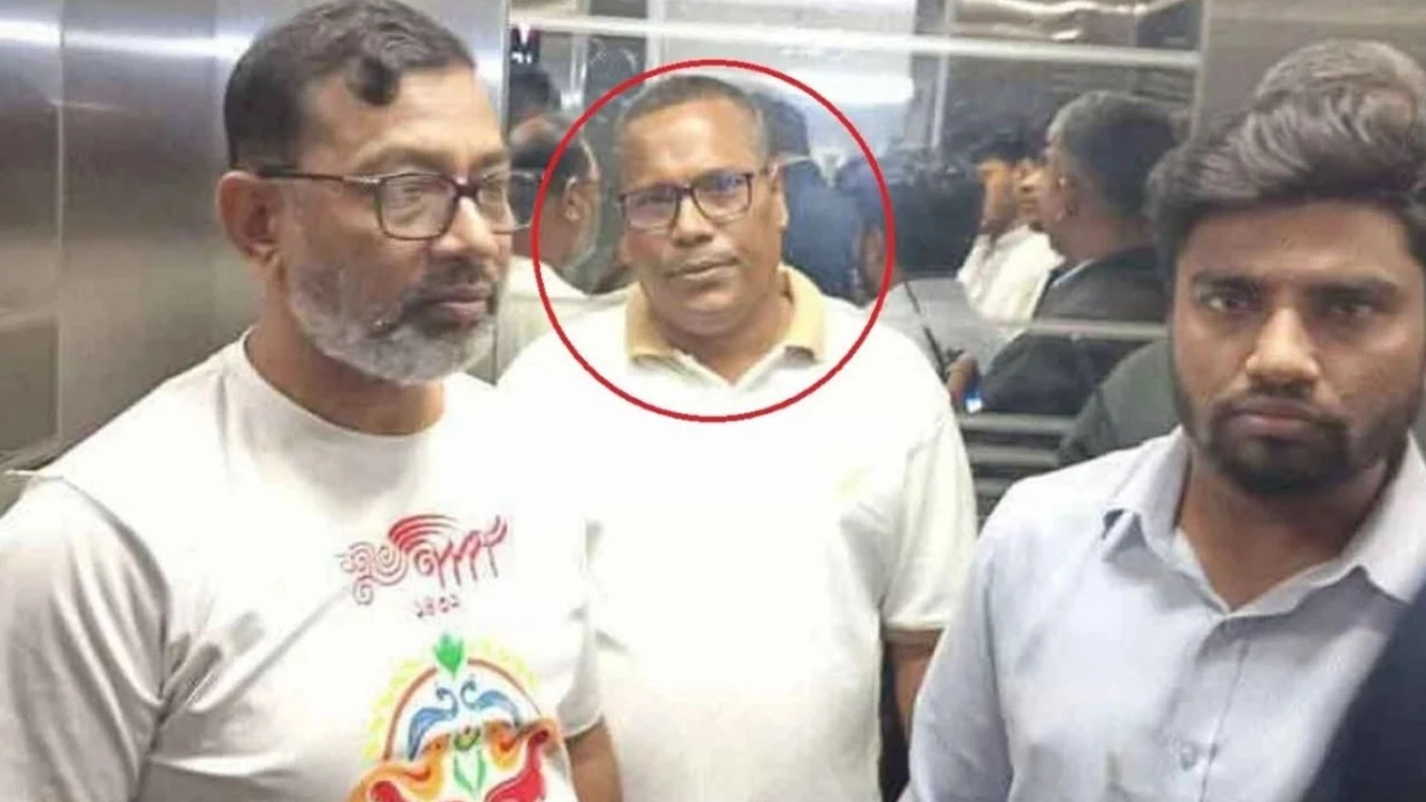 ঢাবির ডেপুটি রেজিস্ট্রার আটক